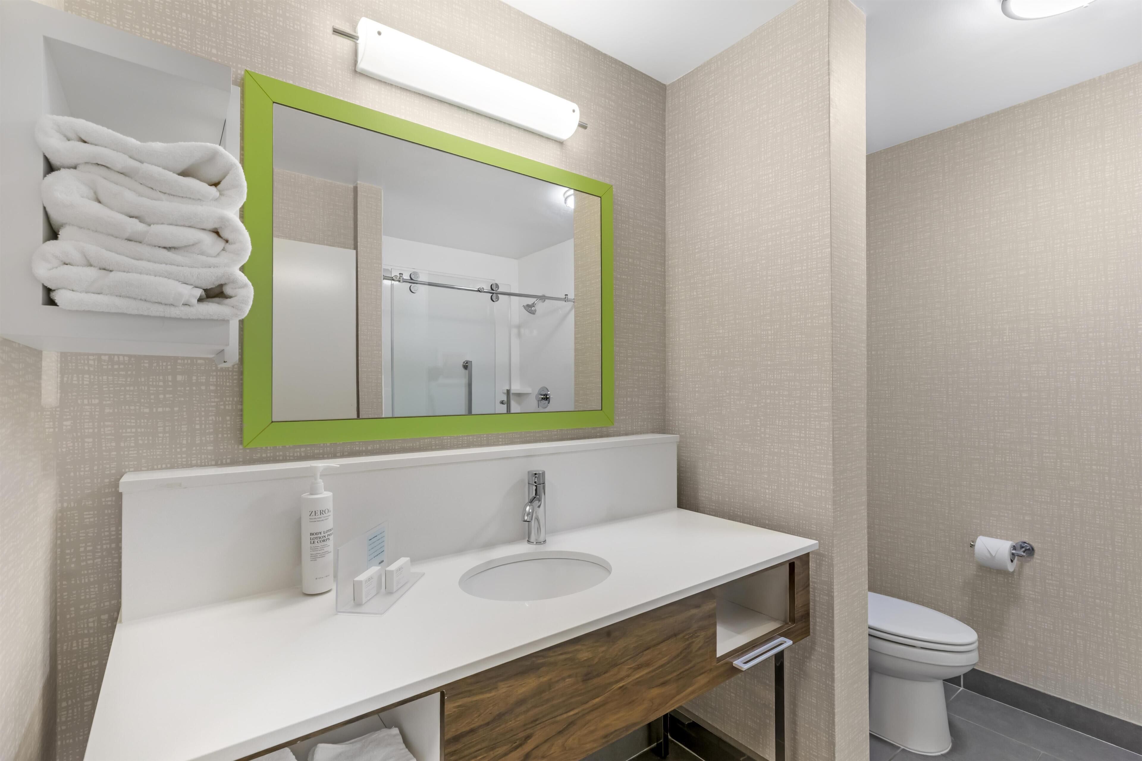 Combined shower/tub, free toiletries, hair dryer, towels