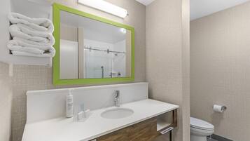 Combined shower/tub, free toiletries, hair dryer, towels