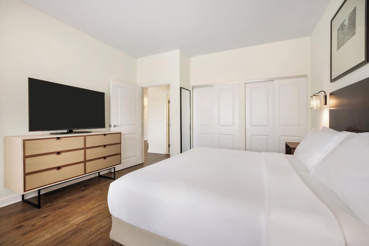 Premium bedding, in-room safe, individually furnished, desk