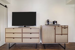 Room, 1 King Bed, Balcony, City View | Premium bedding, in-room safe, individually furnished, desk