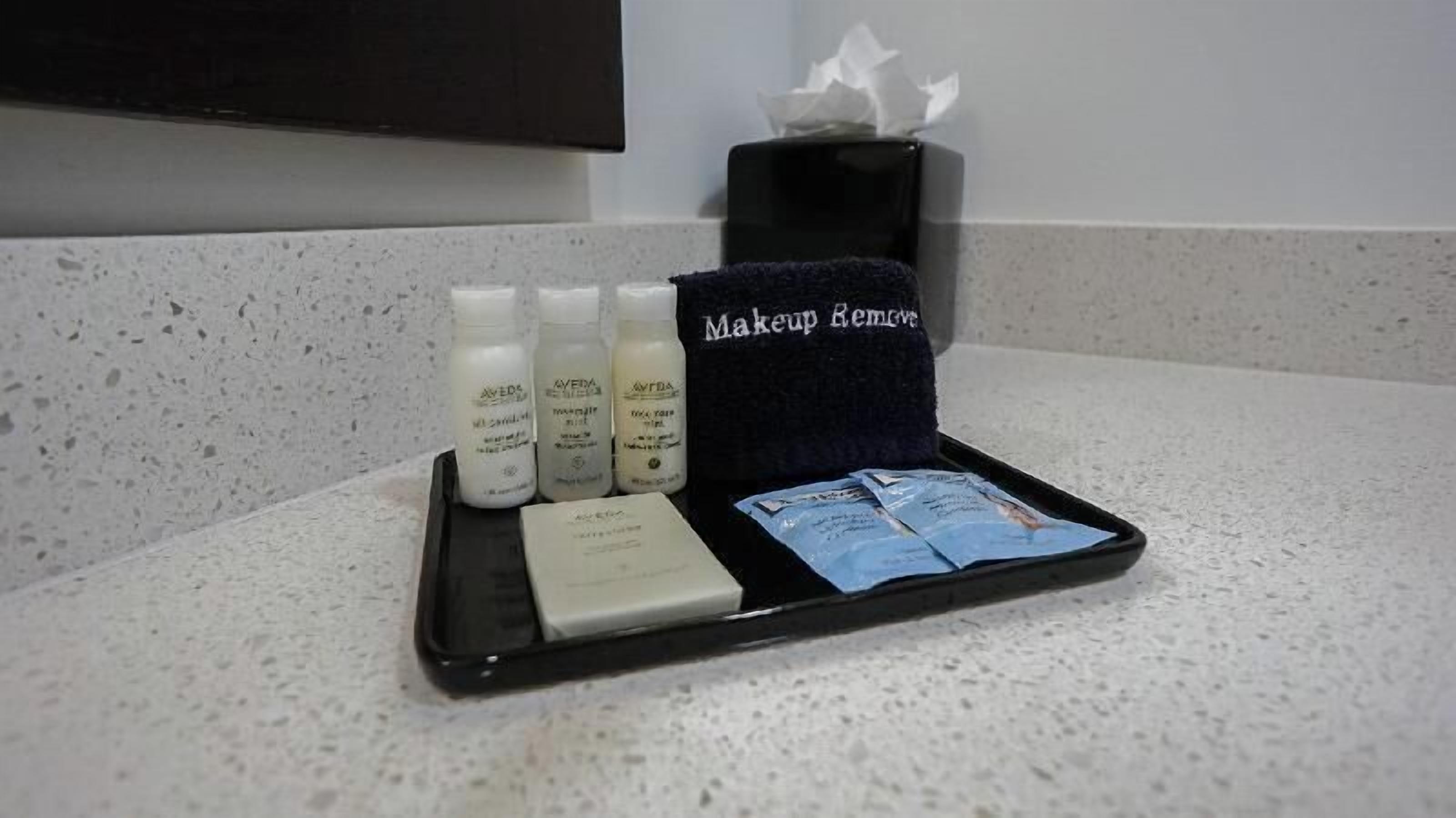 Comodidades do banheiro | Chuveiro, chuveiro com efeito de chuva, produtos de toalete de grife 