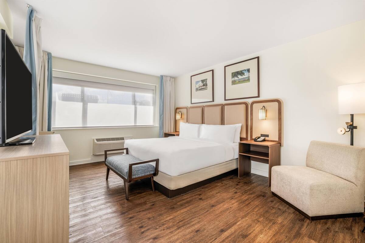 Zimmer, 1 King-Bett, Eckzimmer | Hochwertige Bettwaren, Zimmersafe, Schreibtisch, Verdunkelungsvorhänge