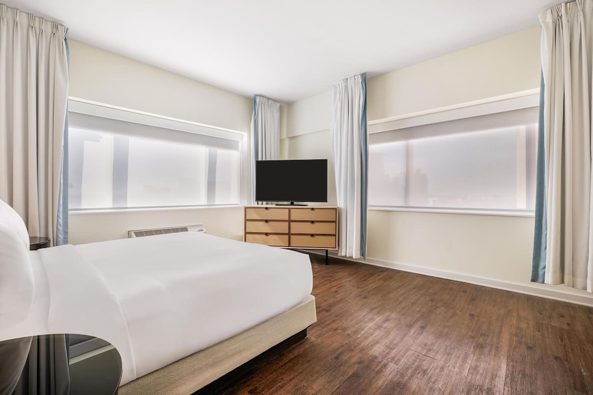 Premium-Suite, 1 Schlafzimmer | Hochwertige Bettwaren, Zimmersafe, Schreibtisch, Verdunkelungsvorhänge