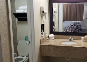 Bathroom - Red Roof Inn Kenner – New Orleans Airport NE (Kenner)
