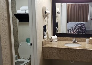 Amenidades de baño gratuitas, secadora de cabello, toallas 