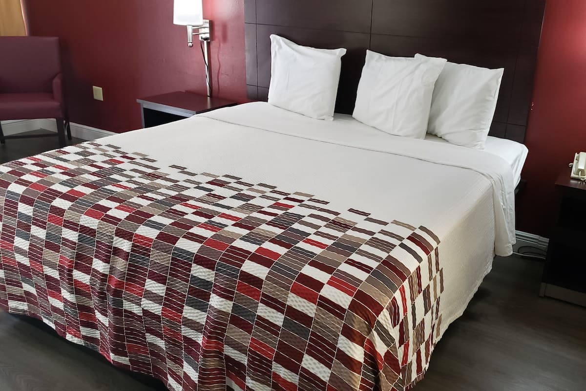 1 bilik tidur, meja, ruang kerja komputer riba, seterika/papan seterika