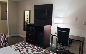 Escritorio y espacio para trabajar con laptop 