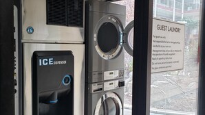 A laundry facility with an ice dispenser and a sign indicating it's for guest use only. - Red Roof Inn Kenner – New Orleans Airport NE (Kenner)
