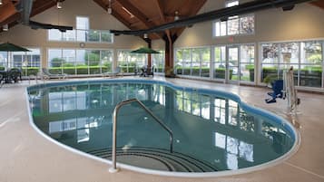 Piscina coperta, piscina stagionale all'aperto, ombrelloni da piscina