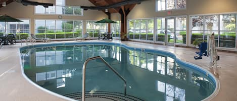 Inomhuspool, en säsongsöppen utomhuspool, parasoller och solstolar