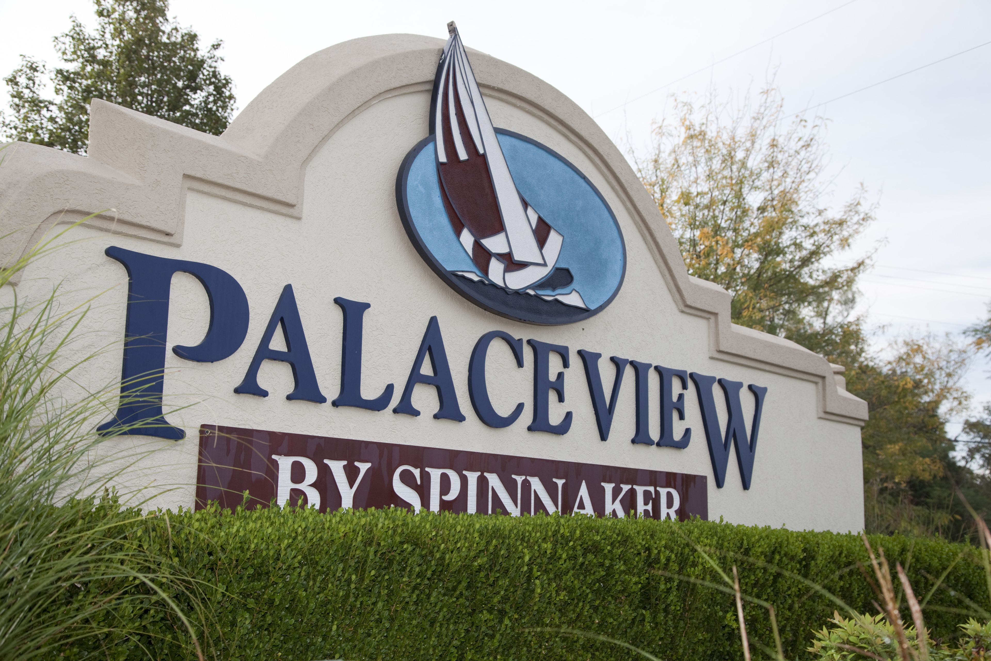 Cartell de "Palaceview by Spinnaker" amb una il·lustració de veler.