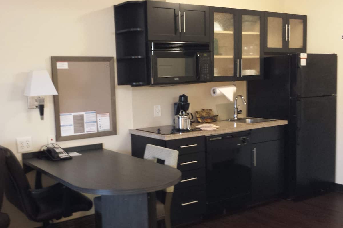 suite, 1 bedroom (1 queen bed) | pillow-top beds, in-room safe, desk, iron/ironing board