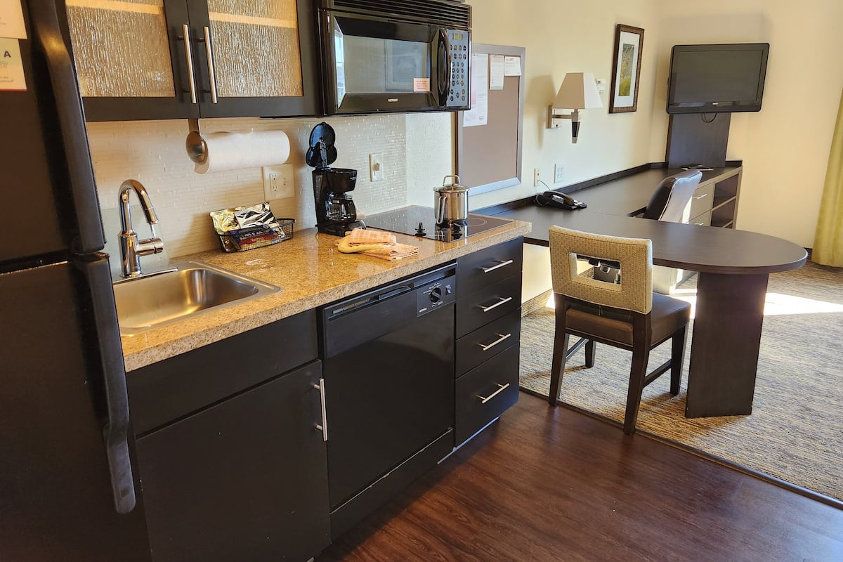 standard room | pillow-top beds, in-room safe, desk, iron/ironing board