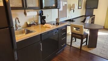 Standaard kamer | Pillowtop-bedden, een kluis op de kamer, een bureau