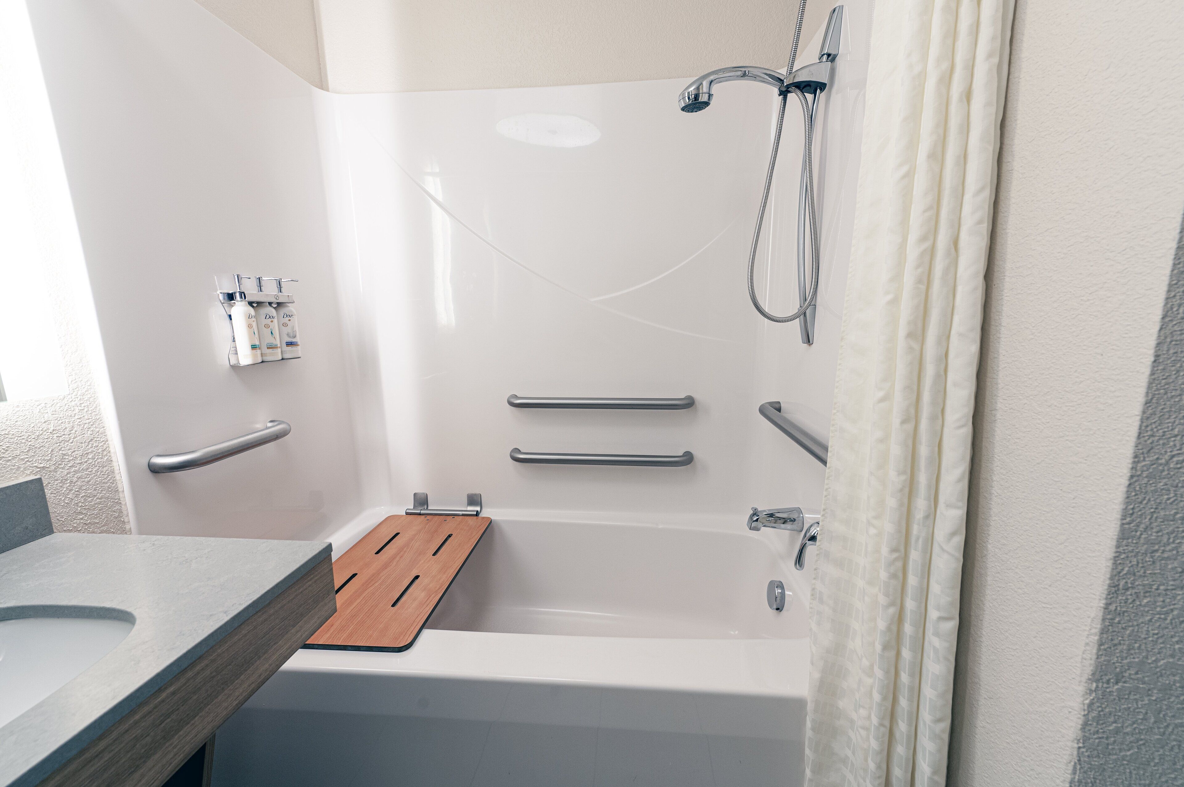 Un baño moderno con bañera, ducha y retrete.