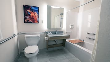 Bañera con ducha, artículos de tocador gratuitos, secador de pelo
