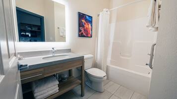 Combined shower/tub, free toiletries, hair dryer, towels