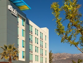 Un moderno edificio de hotel con fachada plana, múltiples ventanas y un letrero que dice "Bloft W Hotels".