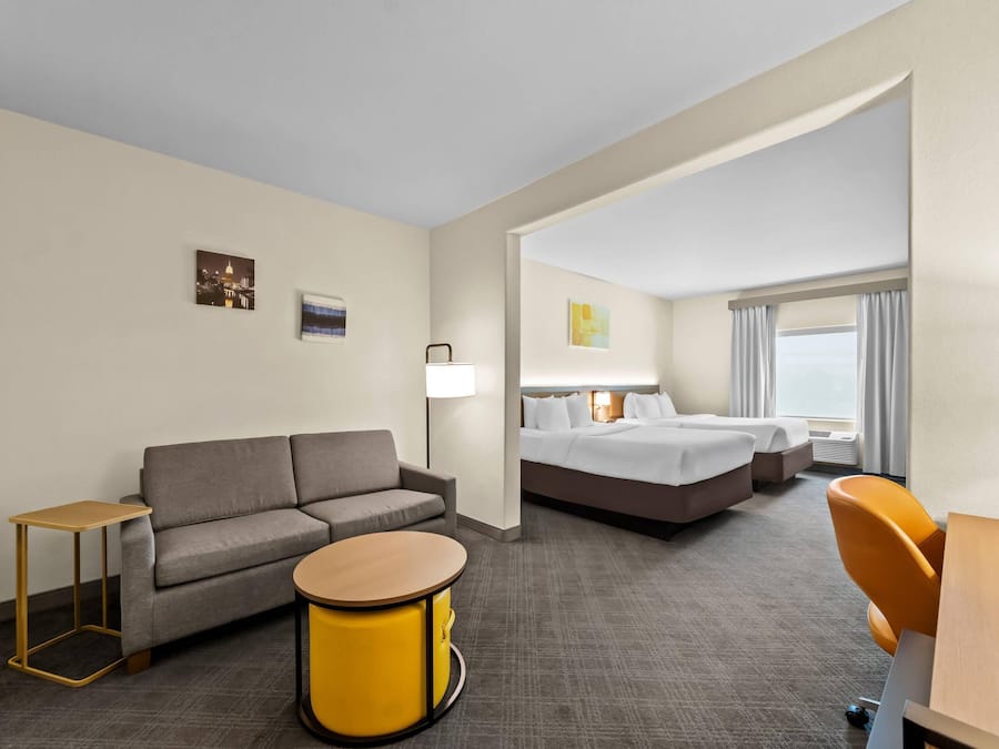 Suite, Plusieurs lits, accessible aux personnes à mobilité réduite, non-fumeur | Literie de qualité, lit avec matelas à plateau-coussin, bureau