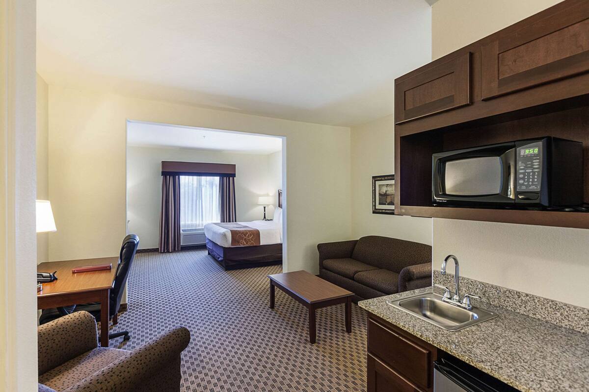 suite, non smoking | premium bedding, pillow-top beds, desk, laptop workspace