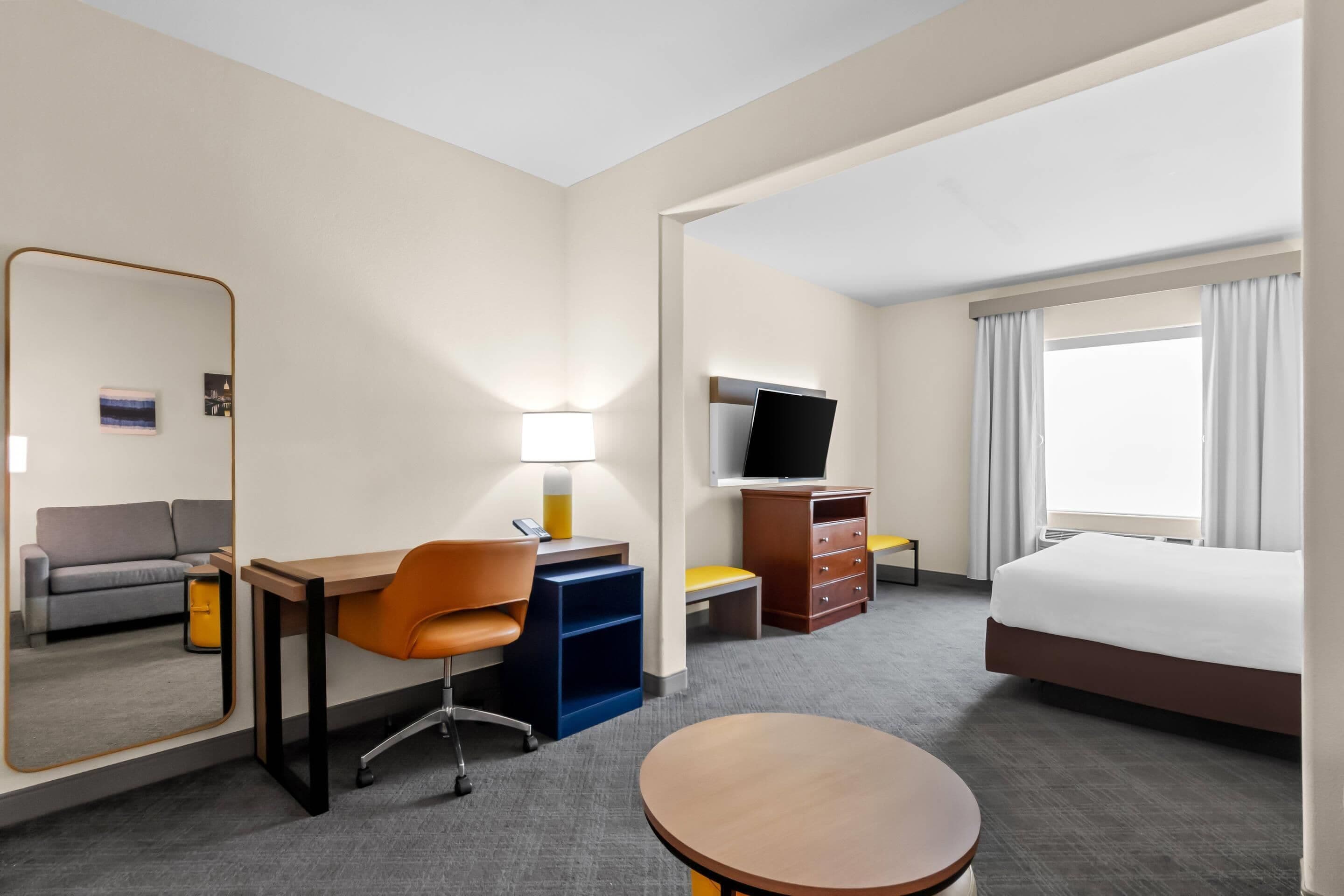 Svit - 1 kingsize-säng med bäddsoffa - tillgänglighetsanpassat - icke-rökare | Sängtillbehör av högsta kvalitet, bäddmadrasser och skrivbord