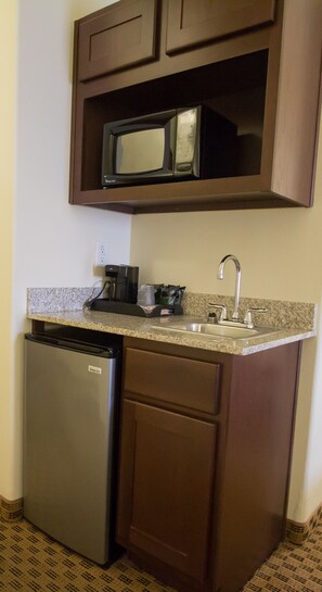 Minikylskåp, mikrovågsugn och kaffe- och tebryggare