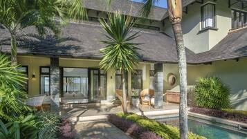 Villa Premium, 5 chambres, piscine privée, en front de mer (Residence) | Literie hypoallergénique, couette en duvet d'oie, surmatelas, minibar