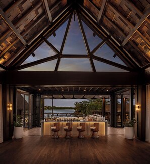 7 間餐廳，供應早餐、午餐和晚餐，義大利料理