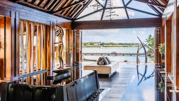 4 bares o lounges, 2 bares en la playa, bar junto a la alberca
