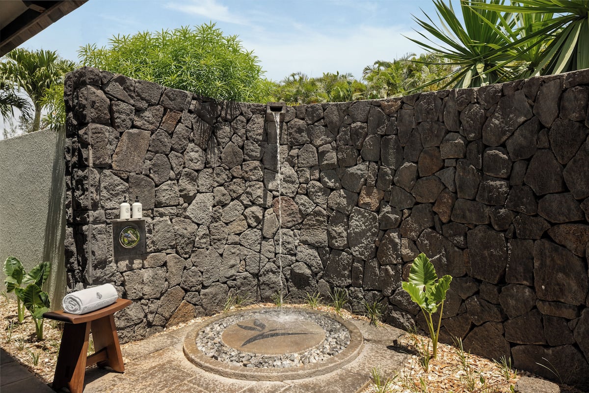 獨立浴缸和淋浴設備、全浸式浴缸、淋浴花灑、名牌盥洗用品