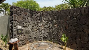 Separat badekar og dusj, dype avslapningsbadekar og regndusjhode