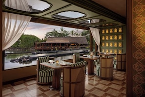7 restaurants; breakfast, lunch, and dinner served