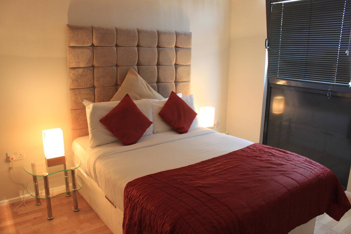 Deluxe Apartment, 1 Bedroom | Iron/ironing board, cribs (surcharge), WiFi (free)