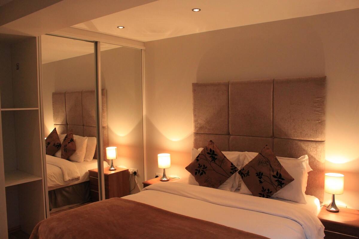 Deluxe Apartment, 2 Bedrooms | Iron/ironing board, cribs (surcharge), WiFi (free)