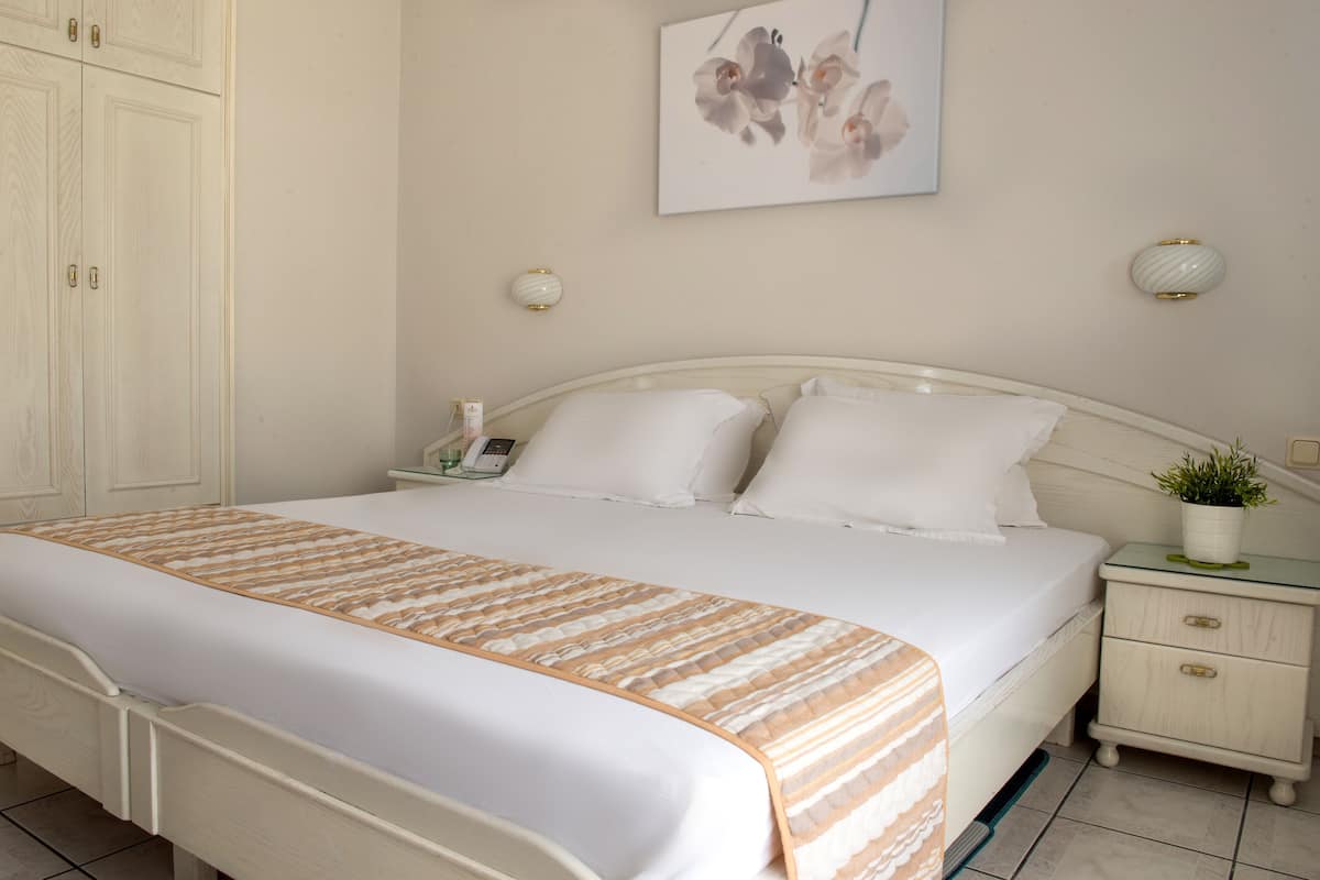 Materassi Select Comfort, una cassaforte in camera, una scrivania