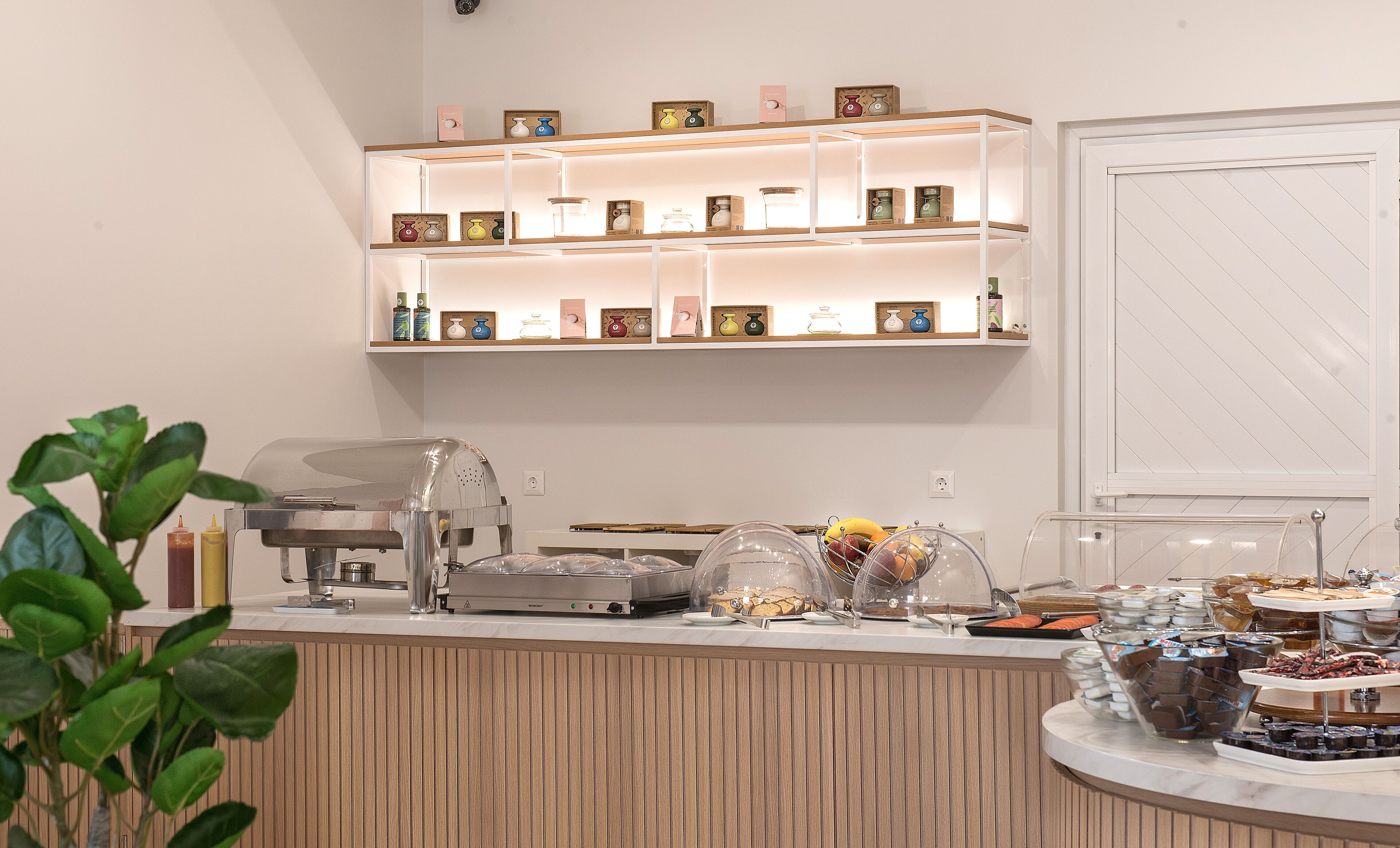 Ein Frühstücksbuffet mit verschiedenen Speisen und einer Kaffeemaschine.