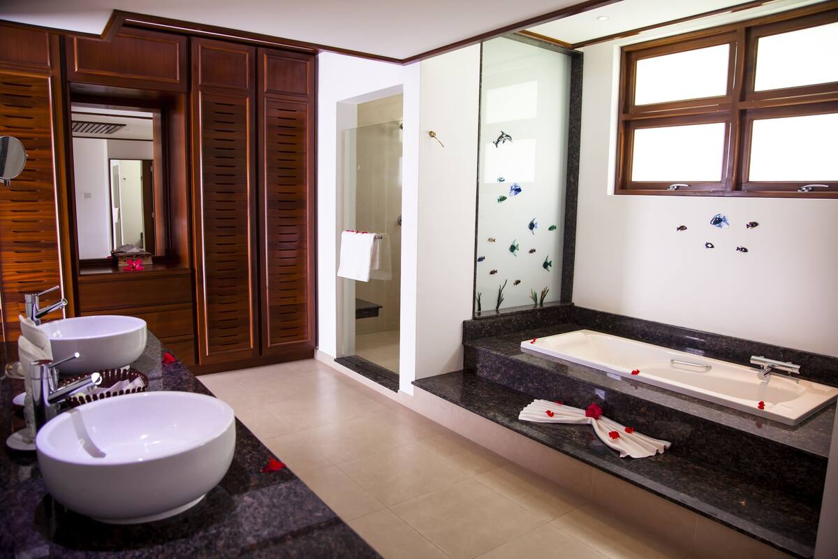 Phòng Deluxe, 1 phòng ngủ | Phòng tắm | Bồn tắm, bồn tắm ngâm, vòi sen phun mưa, đồ dùng nhà tắm miễn phí 