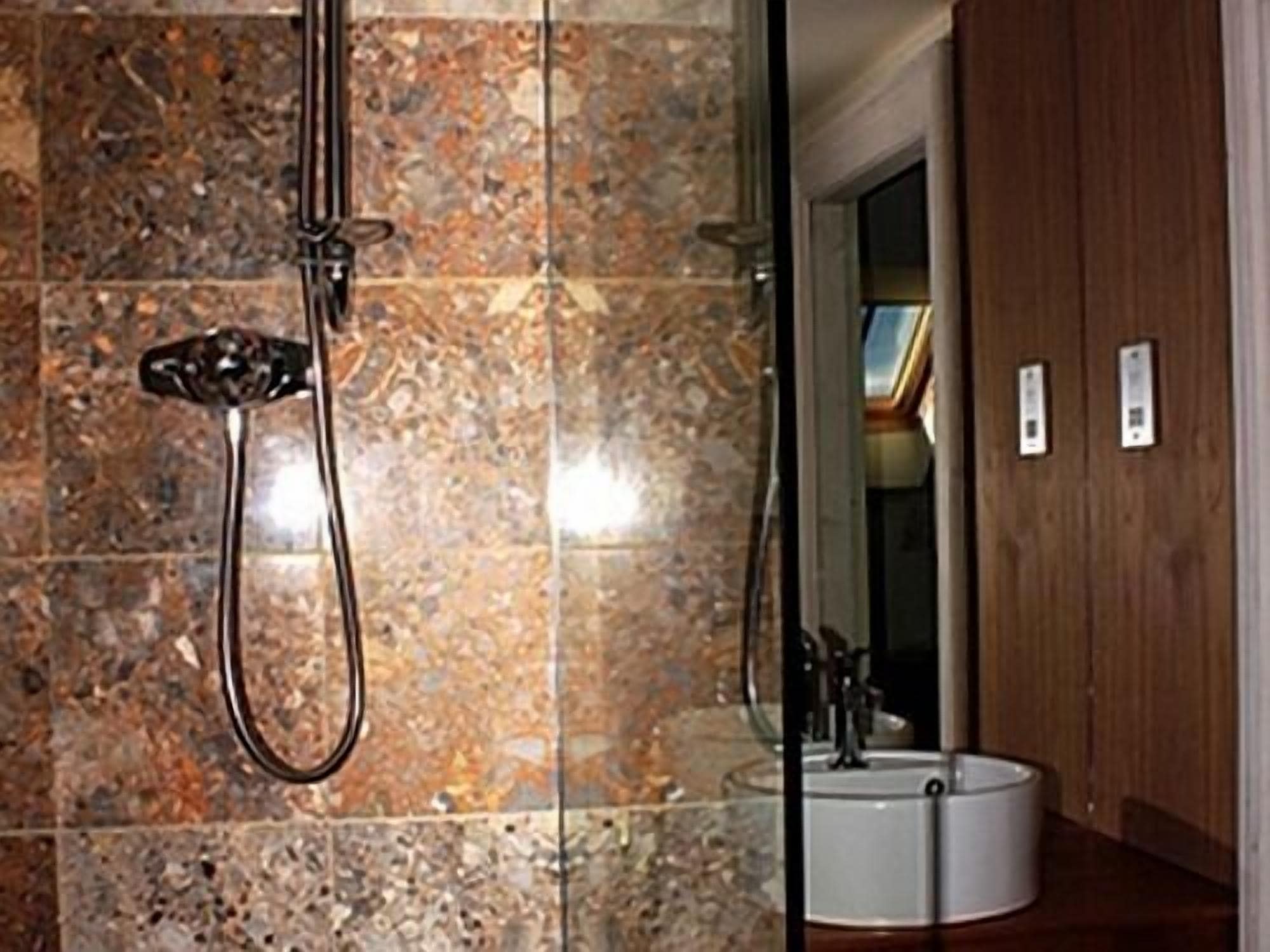 twin room, ensuite | bathroom | hair dryer, towels, soap, shampoo