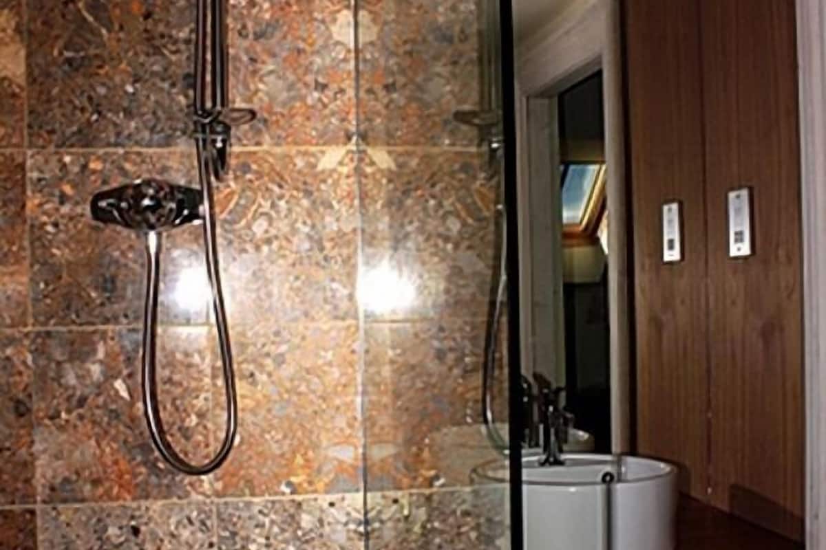 twin room, ensuite | bathroom | hair dryer, towels, soap, shampoo