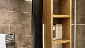 Economy Double Room, Ensuite | Bathroom | Eco-friendly toiletries, hair dryer, towels, soap