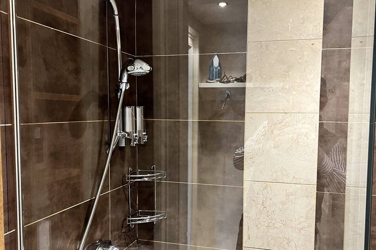 economy double room, ensuite | bathroom | hair dryer, towels, soap, shampoo