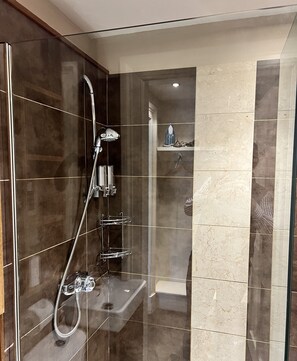 Economy tweepersoonskamer, en-suite badkamer | Badkamer