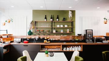 Petit déjeuner buffet (12.9 EUR par personne)