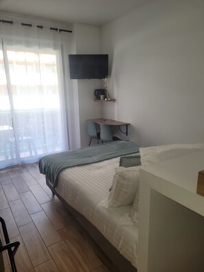 Napoleon Studio  | Peralatan tempat tidur premium, langsir/tirai gelap terus, kalis bunyi 