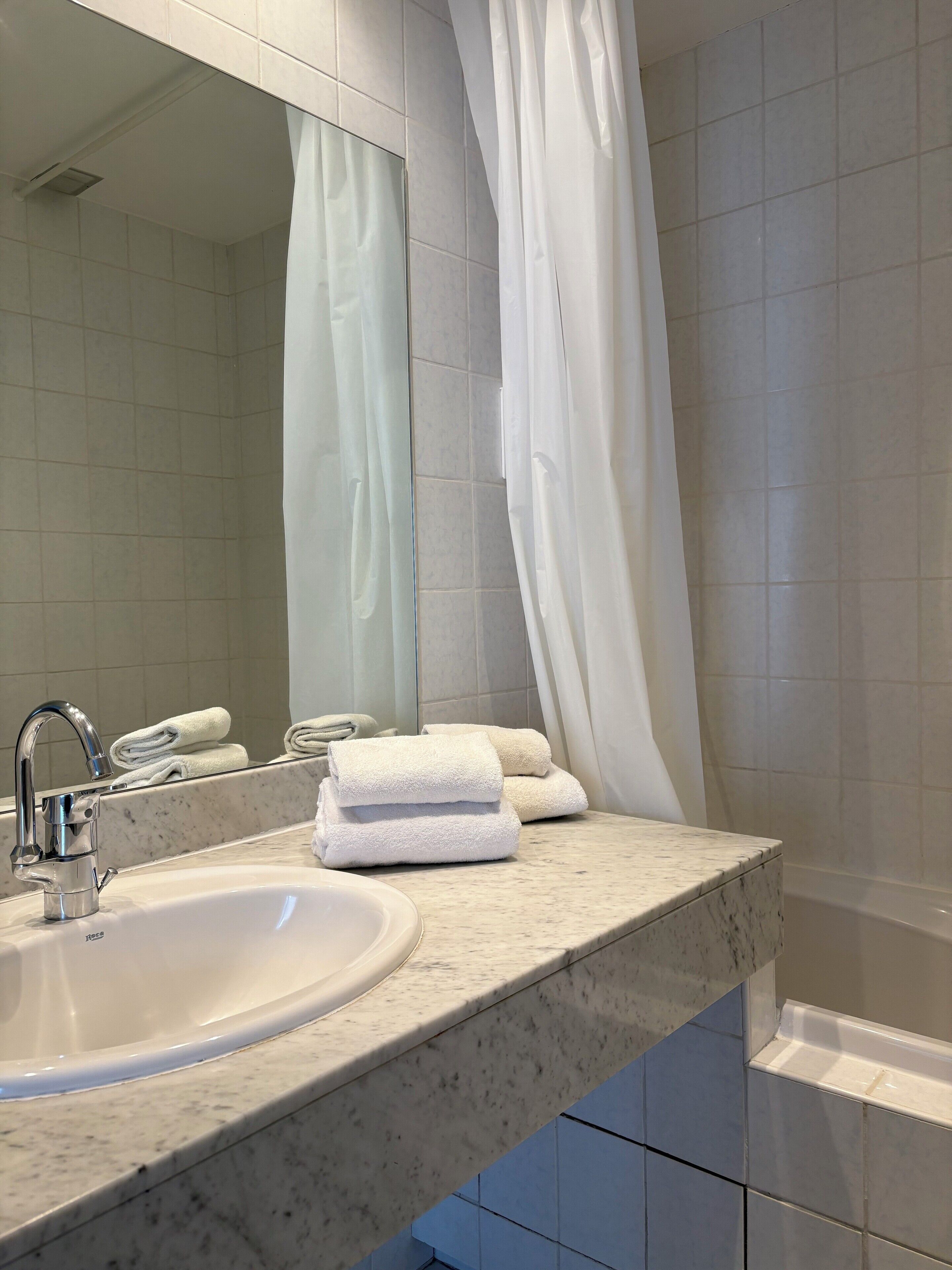 comfort double room, 1 double bed | bathroom | combined shower/bathtub, free toiletries, hair dryer, towels