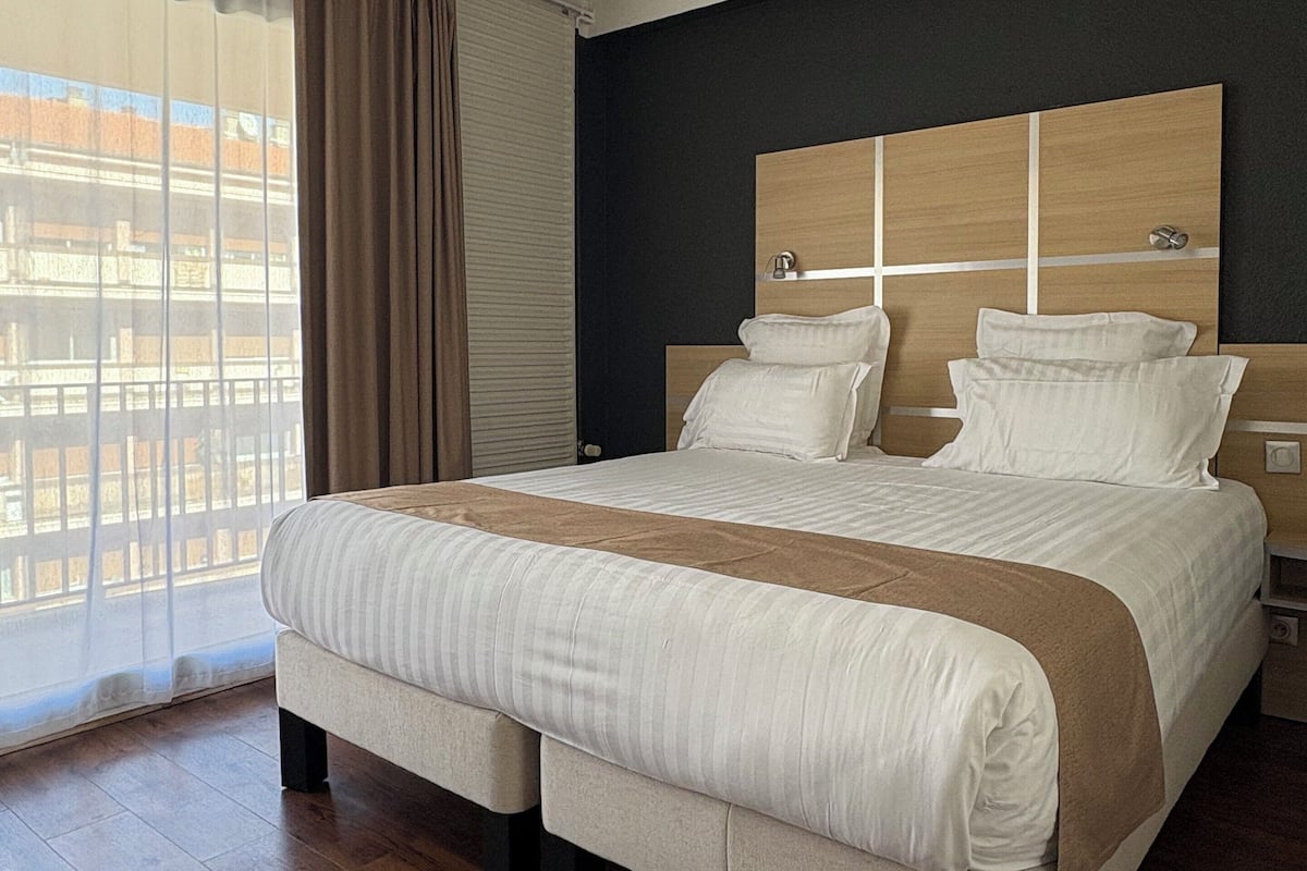Habitación doble, 1 cama King size, balcón | Ropa de cama de alta calidad, cortinas blackout y insonorización
