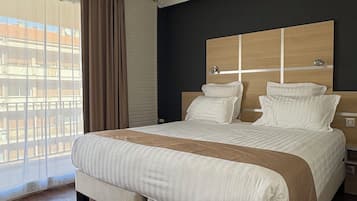 双人房, 1 张特大床, 阳台 | 高档床上用品、遮光窗帘、隔音、熨斗/熨板
