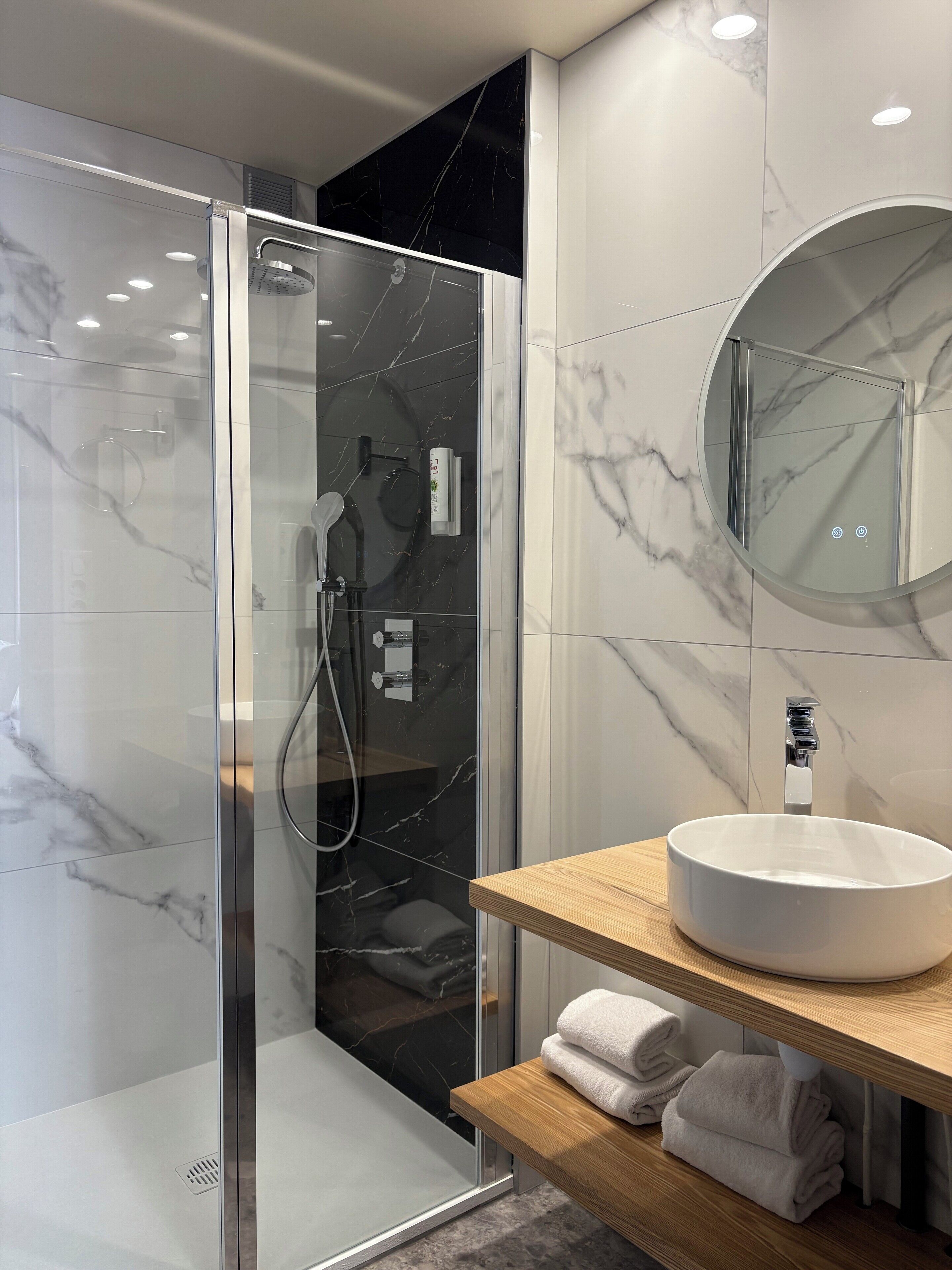 premium room | bathroom | combined shower/bathtub, free toiletries, hair dryer, towels