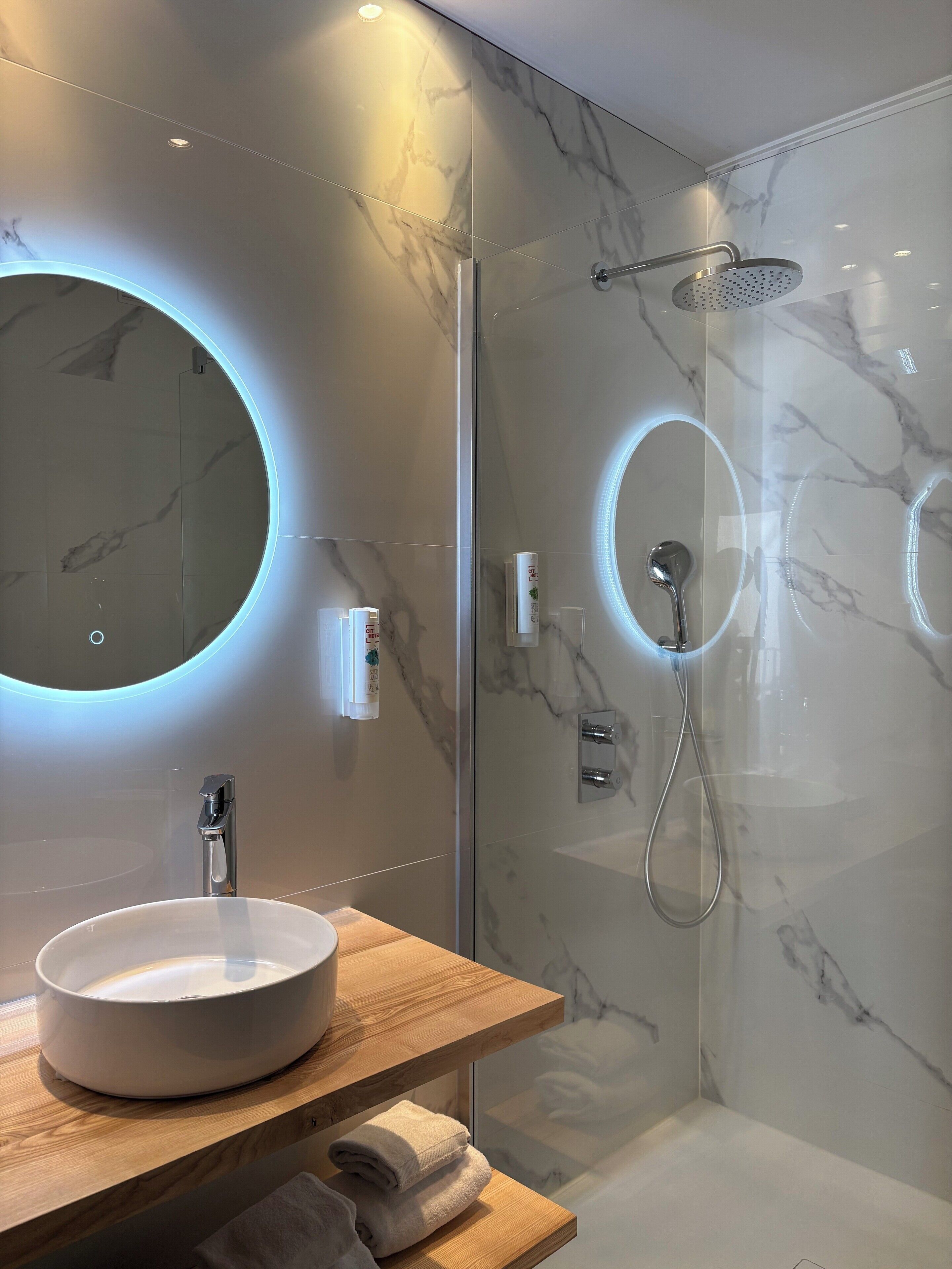 superior double room, 1 king bed, balcony | bathroom | combined shower/bathtub, free toiletries, hair dryer, towels