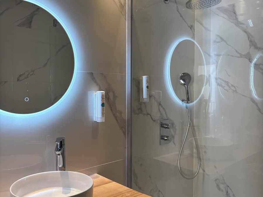 Superior Double Room, 1 King Bed, Balcony | Bathroom | Combined shower/tub, free toiletries, hair dryer, towels